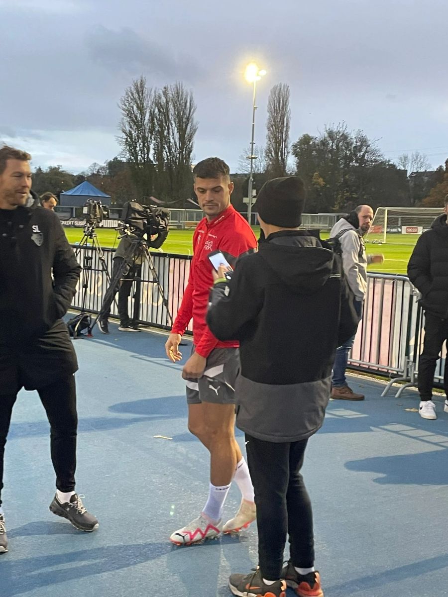 Captain Granit Xhaka ist am Abend vor dem Spiel gegen Kosovo in Basel ein gefragter Mann.