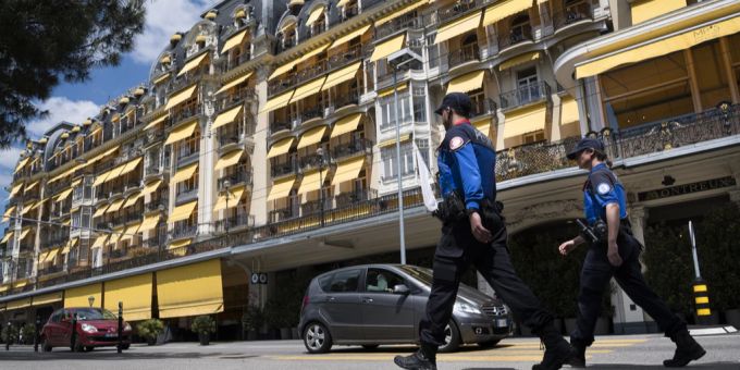 Polizisten vor dem Hotel Fairmont Le Montreux Palace. (Archivbild) montreux