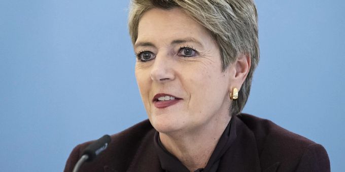 «Eine 13. AHV-Rente ist derart teuer, ohne Zusatzfinanzierung geht das nicht»: Finanzministerin Karin Keller-Sutter. (Archivbild) «Eine 13. AHV-Rente ist derart teuer, ohne Zusatzfinanzierung geht das nicht»: Finanzministerin Karin Keller-Sutter. (Archivbild)