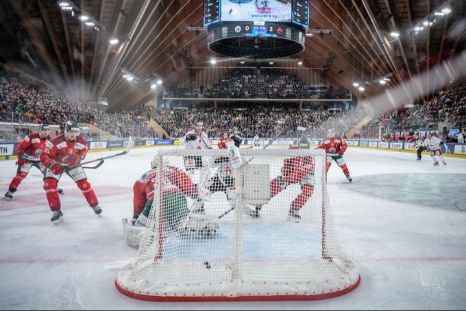 Jonathan Hazen erzielt am Spengler Cup gegen Frölunda das 4:0 für das Team Kanada. Spengler Cup