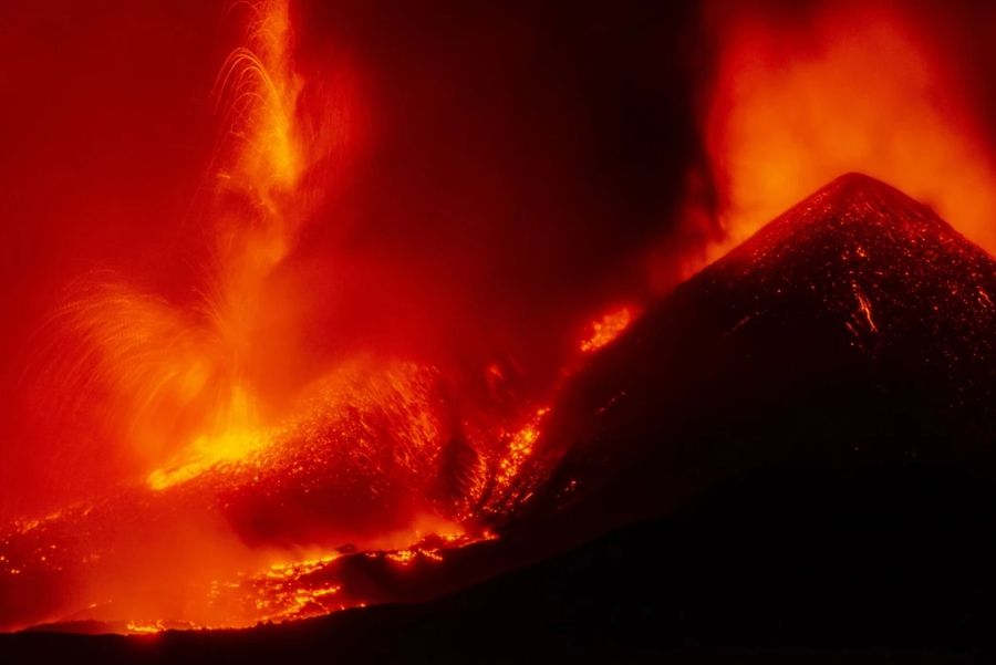 Die Eruptionssäulen des Lavas haben eine Höhe von 4.5 Kilometern erreicht.