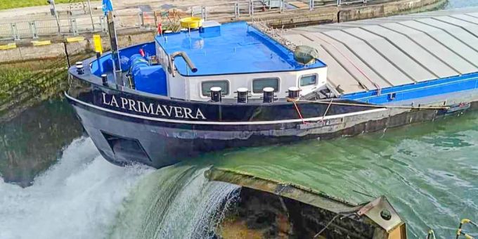 Das Frachtschiff «Primavera» rammte ein Schleusentor entlang des Rheins - es handelt sich um einen Totalschaden. schleusentor rhein