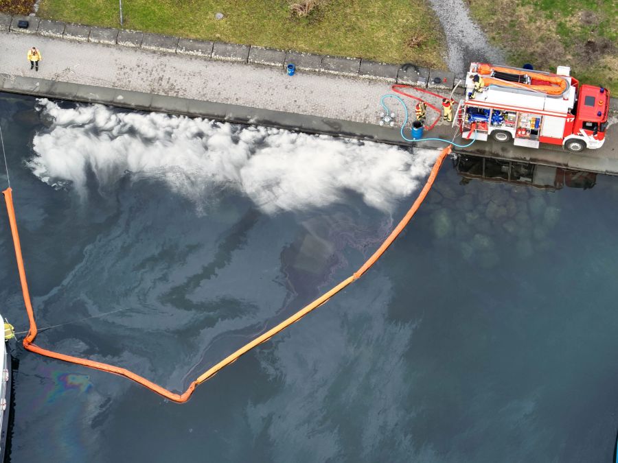 Die Feuerwehr musste eine Ölsperre einrichten.