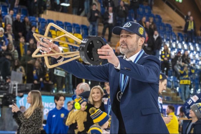 In seiner ersten Saison als Trainer beendet Josh Holden die Spengler-Cup-Durststrecke der Davoser. Josh Holden