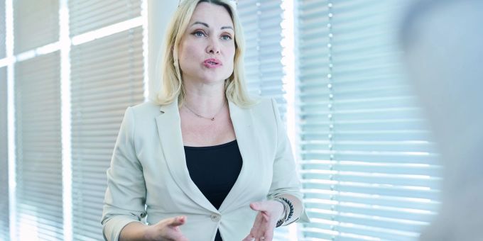 Marina Owsjannikowa bei einem Interview mit der Deutschen Presse-Agentur dpa im Juni 2022. russische journalistin verurteilt