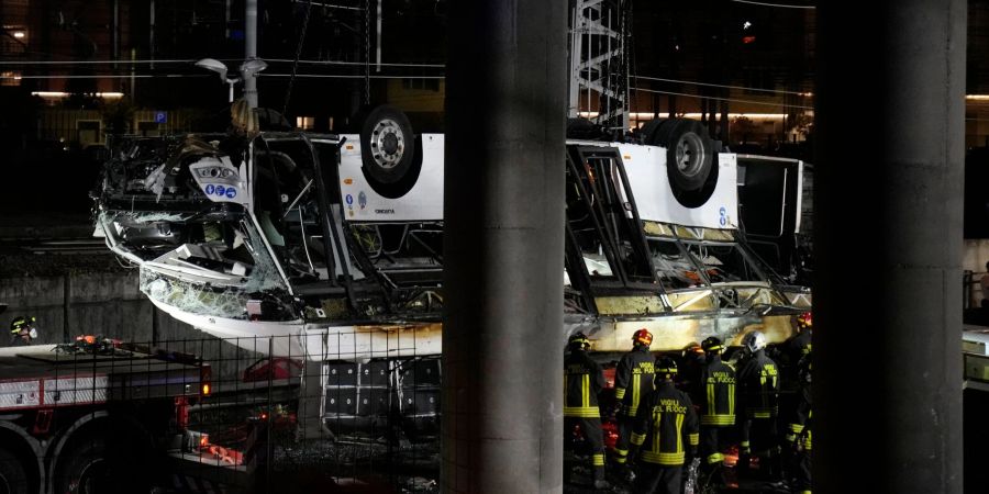 Italienische Feuerwehrleute arbeiten nach dem Busunglück an der Unfallstelle.