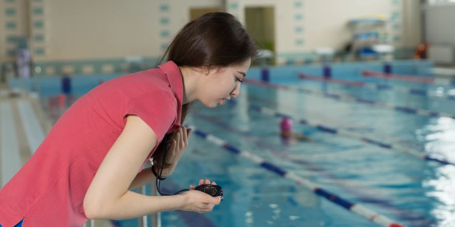 Um die eigene Schwimmtechnik zu verbessern, eignet sich ein professioneller Trainer.