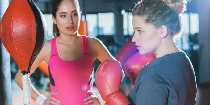 Boxen ist möglicherweise eine gute Sportart für Widdergeborene. Frauen, Boxen, Training