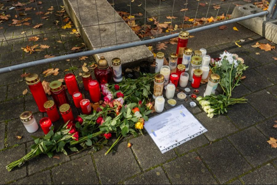 Vor der Schule wurden Kerzen und Blumen von den Trauernden hingelegt.