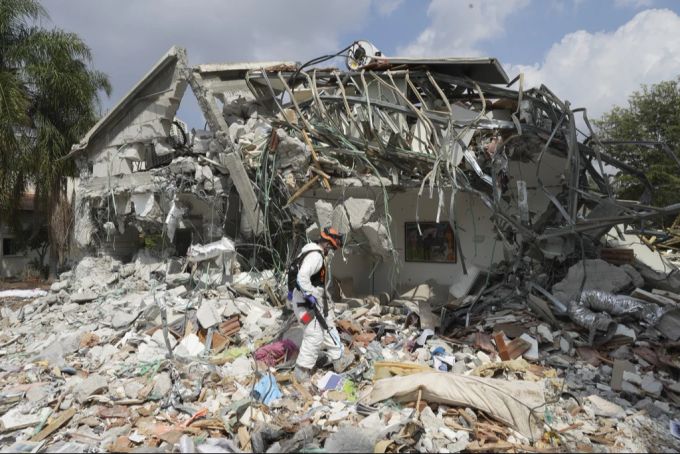 Ein Soldat im Kibbutz Be'eri, in dem unzählige Menschen getötet wurden. israel krieg hamas