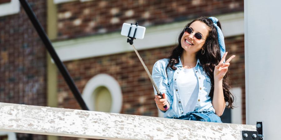 Frau mit Selfie-Stick