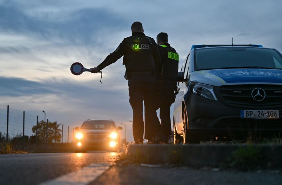 Die Bundespolizei setzt vor allem auf mobile Kontrolleinheiten - so etwa auch an der Schweizer Grenze.