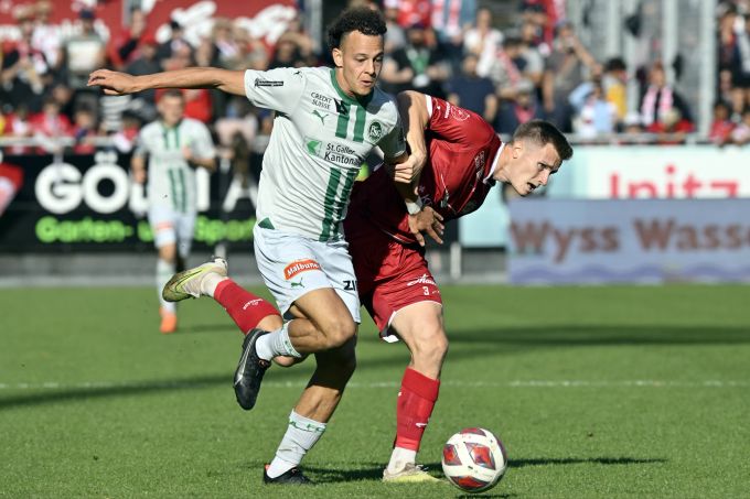 Julian von Moos (li.) fehlt dem FC St.Gallen gegen GC gesperrt. FC St.Gallen von Moos