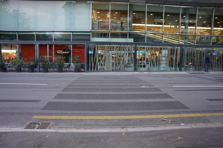 Über diesen absurden Fussgängerstreifen beklagten sich Passanten in Adliswil ZH: Er endete in einer etwa ein Meter breiten Passage vor einer Wand.