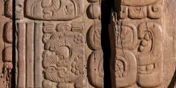 Die berühmten Tikal-Tafeln im Museum der Kulturen Basel. Tikal Tafeln Basel