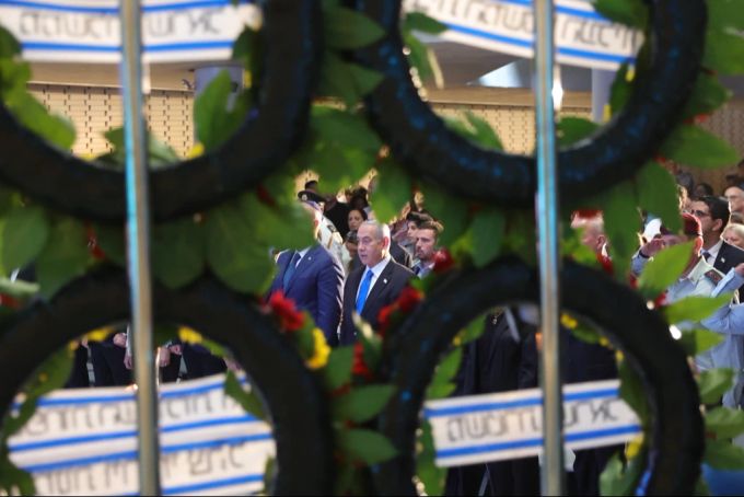 Israels Ministerpräsident Benjamin Netanjahu nimmt an einer Gedenkveranstaltung für im Jom-Kippur-Krieg gefallene Soldaten teil. 50 jahren jom kippur krieg