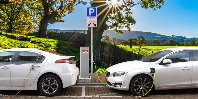 Zwei Elektroautos an der Ladesäule (Symbolbild). elektroauto
