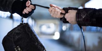 Schaffhausen SH - Dieb entreisst Passantin (32) die Handtasche