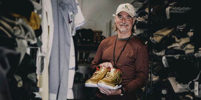Diese goldenen Air Jordans bringen einem Obdachlosenheim in Portland, Oregon, viel Geld ein. Im Bild: James Free. Air Jordans Good News