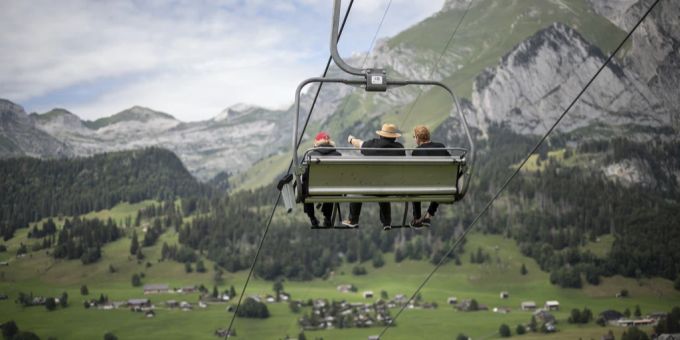 Touristen nehmen den Sessellift vom Berggasthaus Oberdorf nach Wildhaus, mit Blick auf den Säntis, aufgenommen am Montag, 31. Juli 2023, in Wildhaus-Alt St. Johann. Touristen Schweiz