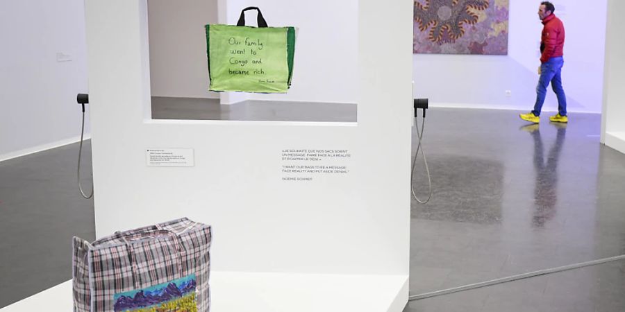 Die Begegnung zwischen Kunstwerken steht im Mittelpunkt der Ausstellung «High Five!» in der Fondation Opale in Lens VS. So tritt eine Arbeit der Künstlerin Gloria Pannka (Vordergrund) in einen Dialog mit einer Arbeit der Schauspielerin Noémie Schmidt, die sie für diese Ausstellung geschaffen hat.