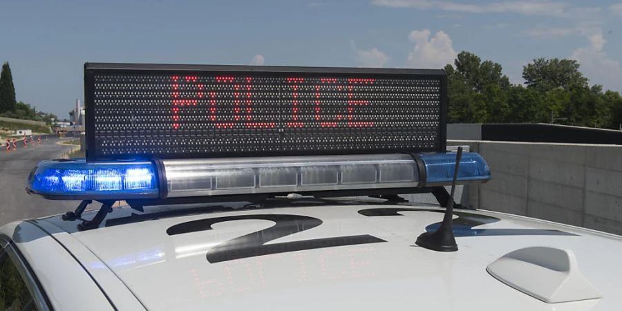 Polizeieinsatz wegen einer Massenkarambolage auf der N20 zwischen Neuenburg und La-Chaux-de-Fonds. (Symbolbild)
