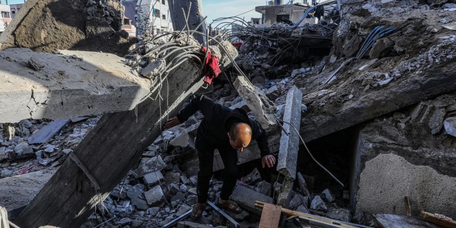 Ein Palästinenser inspiziert nach einem israelischen Luftangriff ein zerstörtes Haus in Rafah im Süden des Gazastreifens.