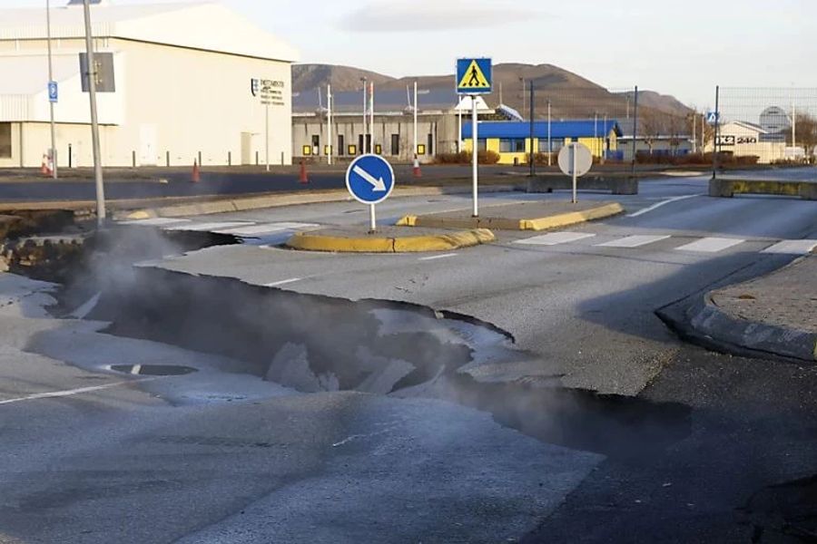 Dampf steigt nach seismischer Aktivität aus einer Spalte in Island auf. Auf der Halbinsel Reykjanes droht ein Vulkanausbruch.