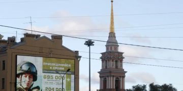 Sankt Petersburg Kirchturm Kriegsplakat