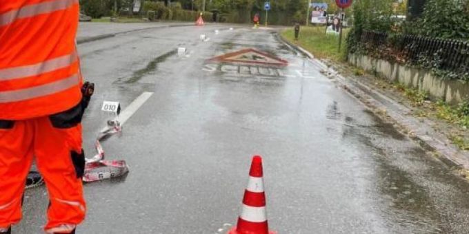 Eine 24-jährige Fussgängerin ist in Schwerzenbach ZH von zwei Autos überrollt worden. schwerzenbach zh