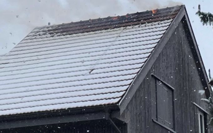 Der Brand entstand im Dachstock eines Mehrfamilienhauses. Brand