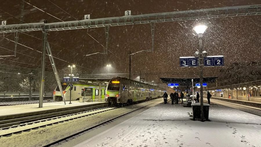 Auch auf den Schienen in Thun BE lag viel Schnee.