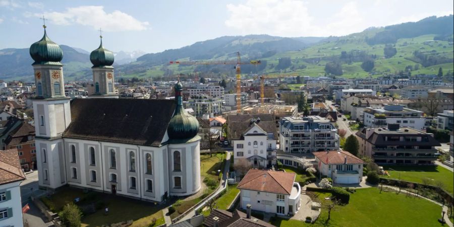 Die Gemeinde Lachen (SZ) mit der Pfarrkirche.