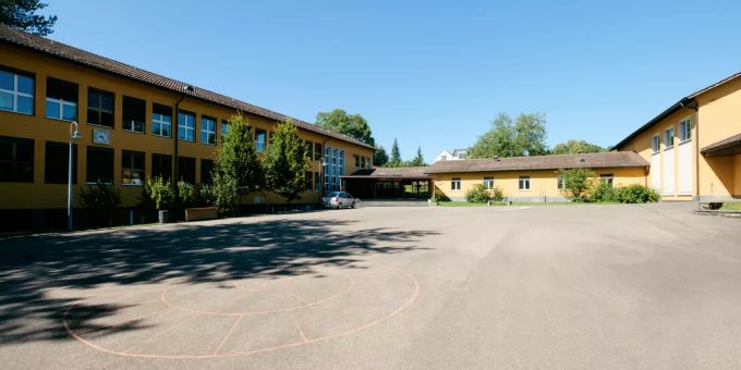 Die Primarschule Zentral in Volketswil. Die Primarschule Zentral in Volketswil.