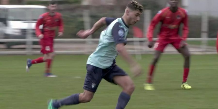 Abdelmalek Amara rennt dem Ball hinterher. Foto: Arte France/dpa
