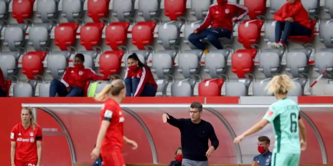Bayerns Trainer Jens Scheuer gibt an der Seitenlinie Anweisungen. Foto: Adam Pretty/Getty Images Europe/Pool/dpa Bayerns Trainer Jens Scheuer gibt an der Seitenlinie Anweisungen. Foto: Adam Pretty/Getty Images Europe/Pool/dpa