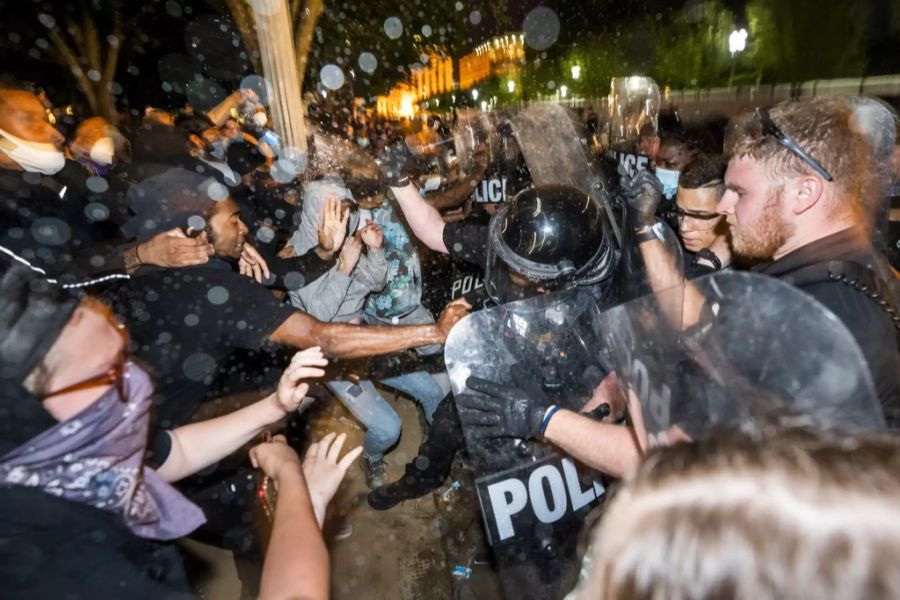 Die Polizisten und die Demonstranten gerieten aneinander.