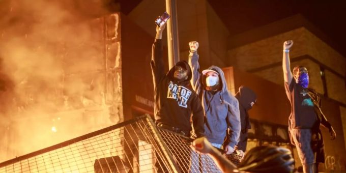 Die Proteste hielten trotz Ausgangssperre an. Minneapolis