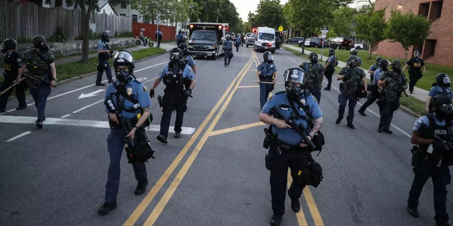 Polizisten sichern in St. Paul, Minnesota eine Strasse. Nach dem Tod von George Floyd durch überhöhte Polizeigewalt will der Stadtrat in Minneapolis die Polizei ablösen.