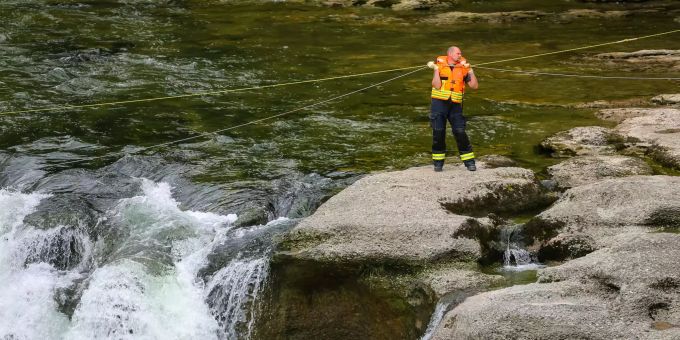 Die Feuerwehr der Region Uzwil spannen ein Stahlseil über die Thur, um die Bergung vorzubereiten für die beiden Vermissten. Leichen Thur