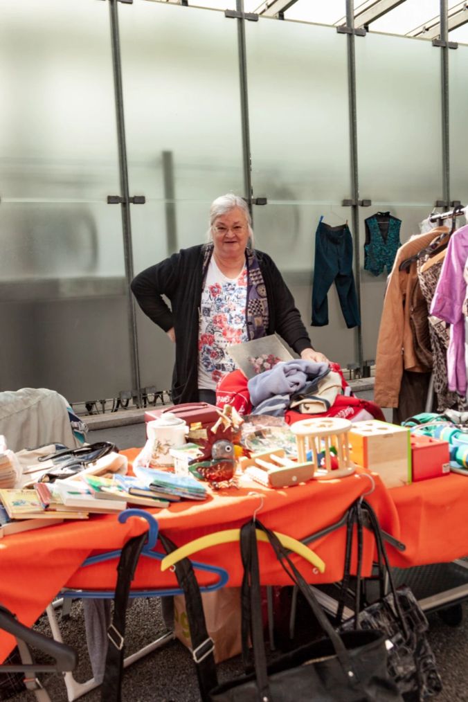 Die 77 jährige Silva .T freut sich sehr am Flohmarkt dabei zu sein