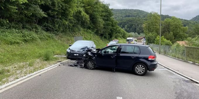 Frontalkollision zwischen zwei Personenwagen.