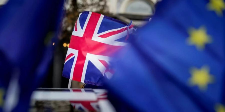 Flaggen der EU und Grossbritanniens