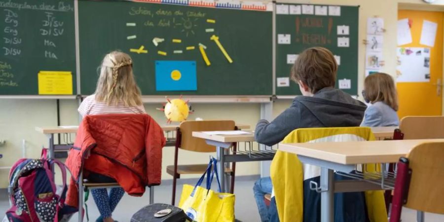 In vielen Grund- und Förderschulen beginnt für die Klassenstufe vier Einhaltung der Hygiene- und Abstandsregeln wieder der Unterricht. Bis zu den Sommerferien sollen die anderen Jahrgänge schrittweise folgen. Foto: Sebastian Kahnert/dpa-Zentralbild/dpa