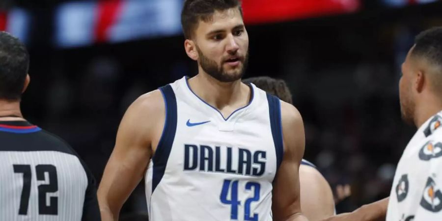 Bei den Dallas Mavericks von Maxi Kleber ist die Entscheidung der Rückkehr noch nicht getroffen. Foto: David Zalubowski/AP/dpa