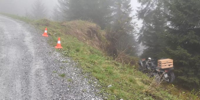 Der Lenker wurde unter dem Fahrzeug eingeklemmt.