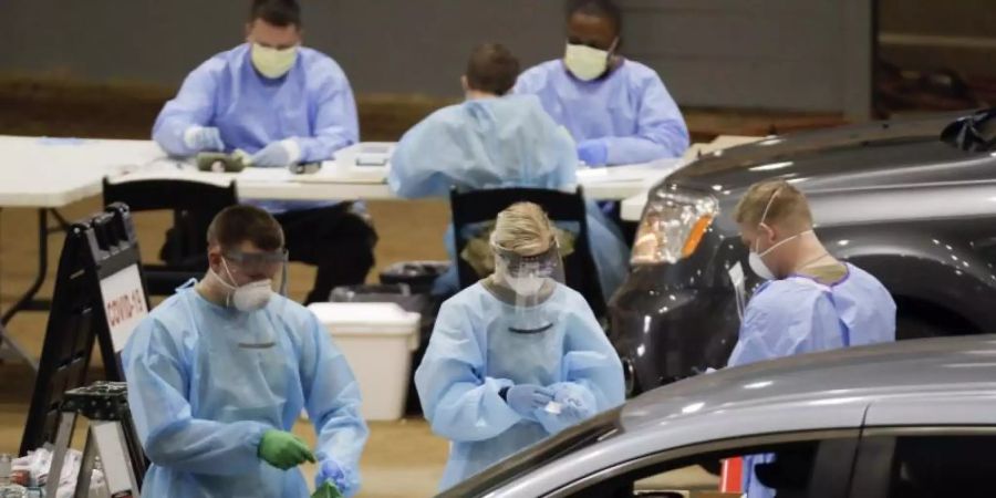 Eine Drive-In-Teststation auf Covid-19 in den USA. Foto: Mark Humphrey/AP/dpa