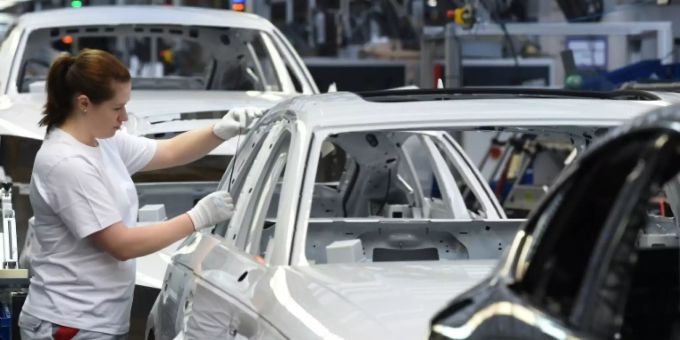 Audi-Mitarbeiterin in Ingolstadt Audi-Mitarbeiterin in Ingolstadt