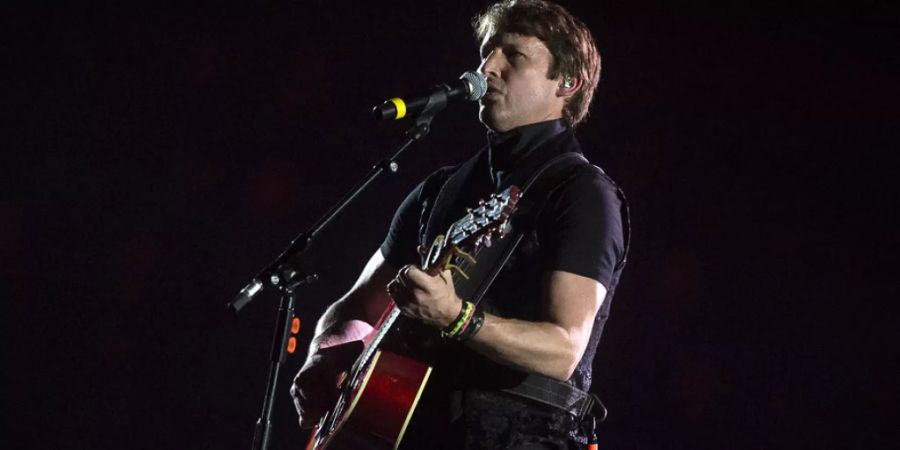 Hoffentlich bleibts jetzt dabei: Der britische Sänger James Blunt hat seine Tour wegen der Coronakrise erneut verschieben müssen.