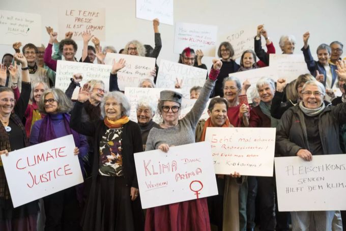Seniorinnen halten Tafeln mit Statements hoch, nach einer Medienkonferenz des Vereins Klimaseniorinnen im Oktober 2016 in Bern. Klimaseniorinnen